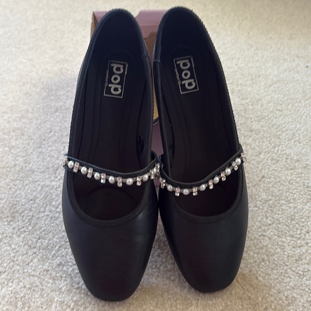 Pop Black Suede Flats with Elegant Chain Detail